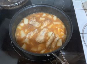 Una foto de Pollo sudado con papas en salsa de tomate (receta casera fácil)