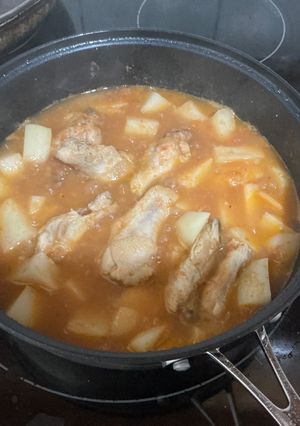 Una foto de Pollo sudado con papas en salsa de tomate (receta casera fácil)