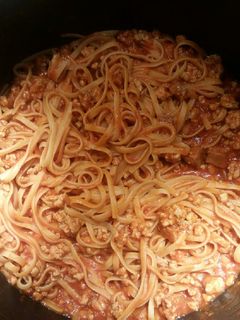 Una foto de Tallarines con carne y tomate🍝