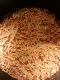 Una foto de Tallarines con carne y tomate🍝