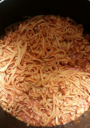 Una foto de Tallarines con carne y tomate🍝