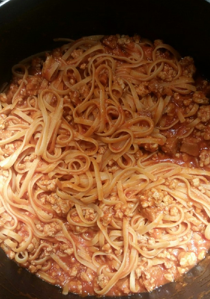 Una foto de Tallarines con carne y tomate🍝