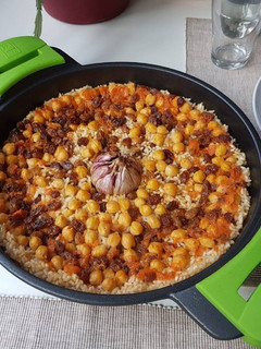 Una foto de Arroz al horno con pasas y garbanzos