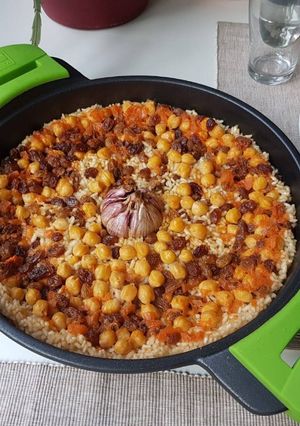 Una foto de Arroz al horno con pasas y garbanzos