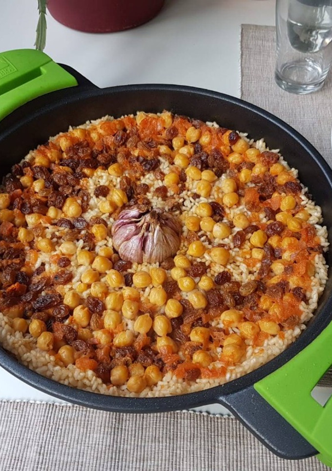 Una foto de Arroz al horno con pasas y garbanzos
