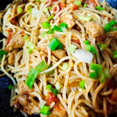 A picture of Spicy chicken spaghetti.