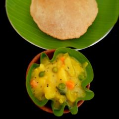 A picture of Puri and potato curry.