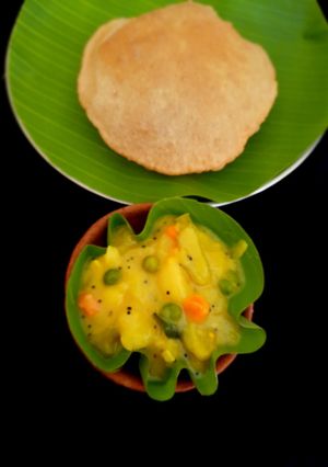 A picture of Puri and potato curry.