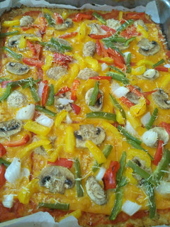 Una foto de Pizza vegetariana con base de coliflor