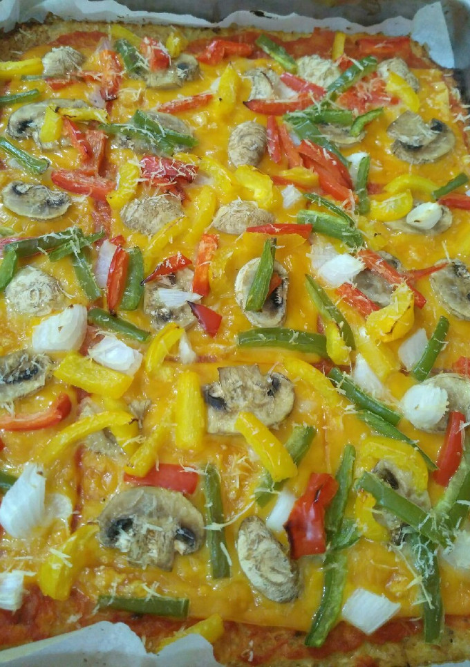 Una foto de Pizza vegetariana con base de coliflor