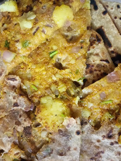 ஆலு பரோட்டா(aloo paratha recipe in tamil) செய்முறை முக்கிய புகைப்படம்