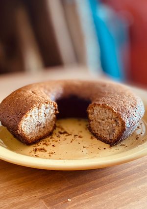 Una foto de BUDÍN DE BANANA SIN HUEVOOO 🥳 con nueces y canela