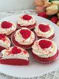 Babeczki red velvet z bitą śmietaną