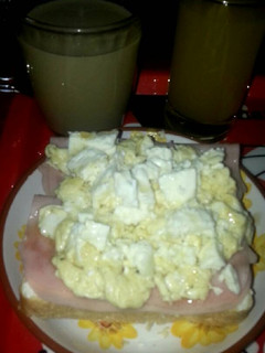 Una foto de Tostada con jamón york y huevo
