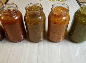 Una foto de Salsa de chile manzano/color naranja