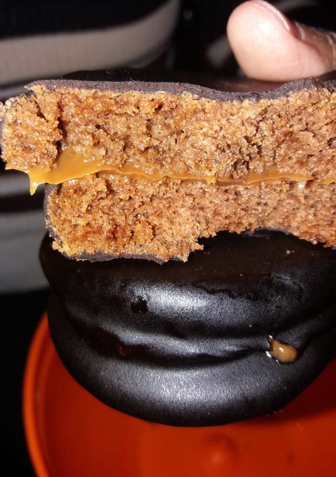 Una foto de Alfajores de chocolate SIN GLUTEN