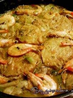 Una foto de Patatas a la importancia en salsa verde con langostinos