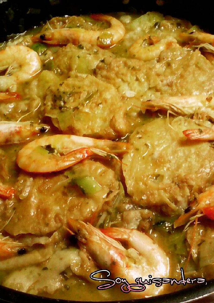 Una foto de Patatas a la importancia en salsa verde con langostinos