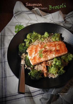Une photo de Dos de saumon sur lit de sarrasin au brocoli