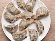 Una foto de dumplings cerdo