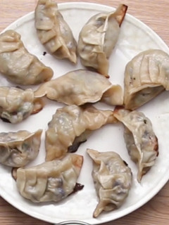 Una foto de Dumplings rellenos de carne picada y col china
