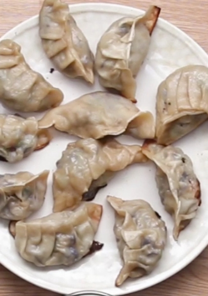 Una foto de Dumplings rellenos de carne picada y col china