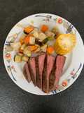 Flanksteak mit Maiskolben und mariniertem Ofengemüse