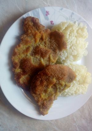 Egyszerű rántott hús, hagymás rizzsel recept fotója