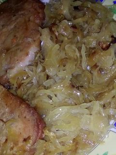Sült bőrös karaj, vele sült savanyú káposztával recept fotója