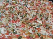 Una foto de pizza de mariscos