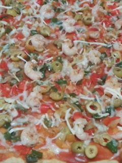 Una foto de Pizza de gambas y verduras /comida de Marruecos