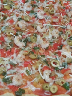 Una foto de Pizza de gambas y verduras /comida de Marruecos
