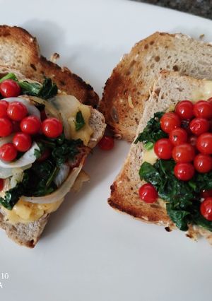 Una foto de Sándwich de espinaca y queso