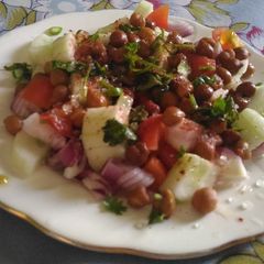 A picture of Kala chana chat.