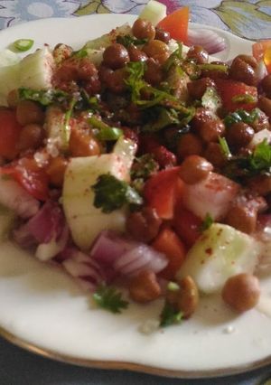 A picture of Kala chana chat.