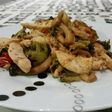 Salteado de verduras con tiras de pollo y salsa de soja