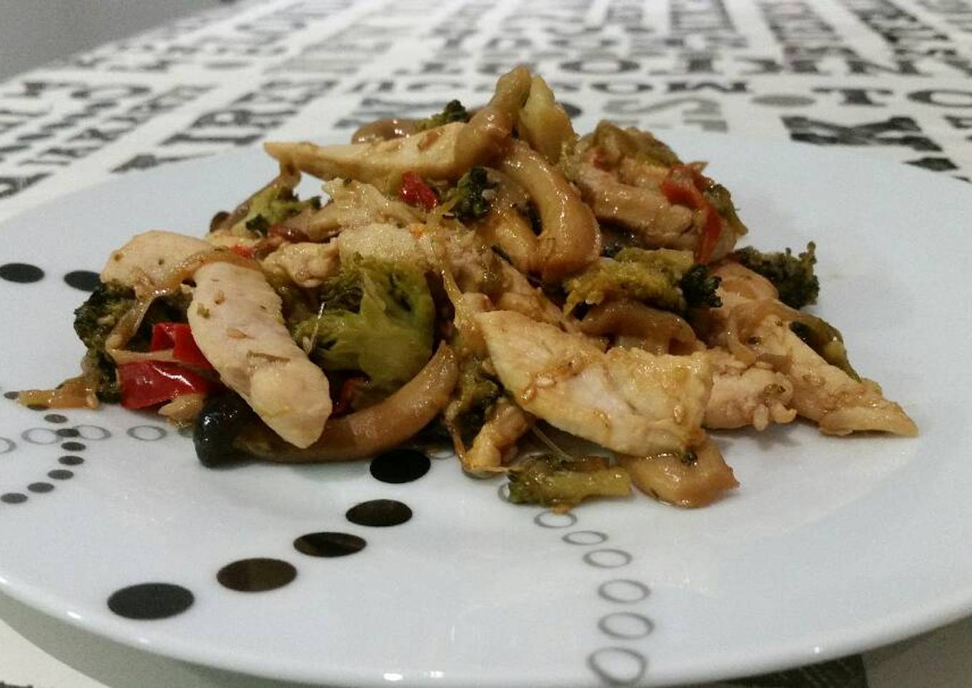 Salteado de verduras con tiras de pollo y salsa de soja