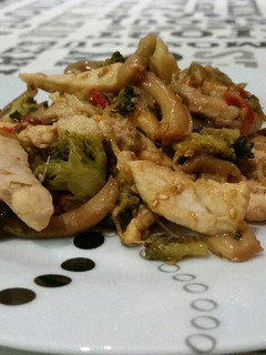Una foto de Salteado de verduras con tiras de pollo y salsa de soja