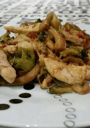 Una foto de Salteado de verduras con tiras de pollo y salsa de soja