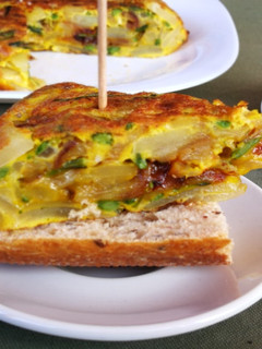 Una foto de Tortilla de patata con espárragos silvestre