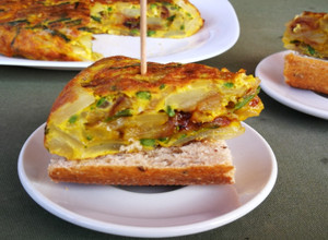 Foto principal de Tortilla de patata con espárragos silvestre