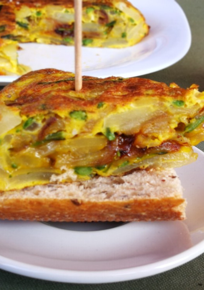 Una foto de Tortilla de patata con espárragos silvestre