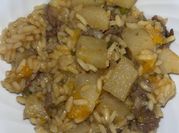 Una foto de bistec con cebolla
