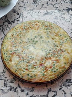 Una foto de Tortilla de bacalao, patatas y guisantes