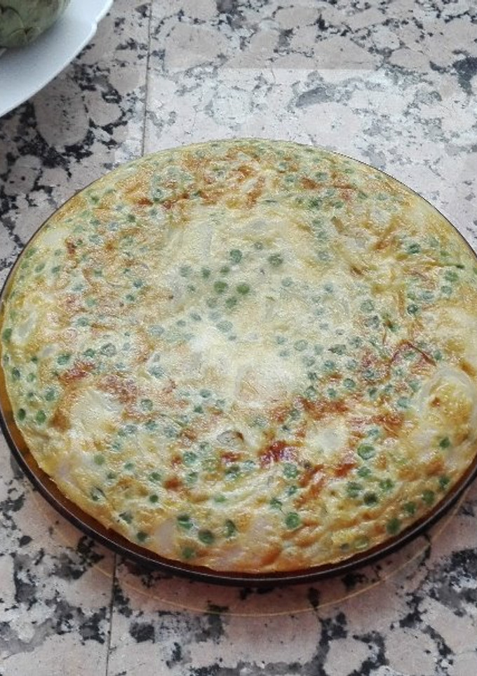 Una foto de Tortilla de bacalao, patatas y guisantes