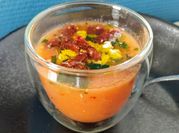 Une photo de soupe tomate