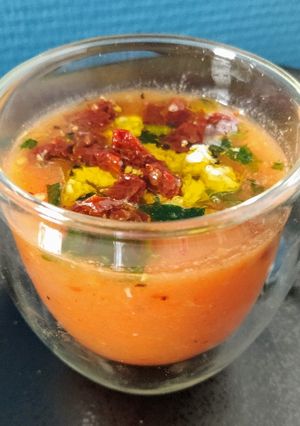 Une photo de Soupe froide à la tomate