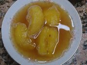 Una foto de compota de manzana con miel