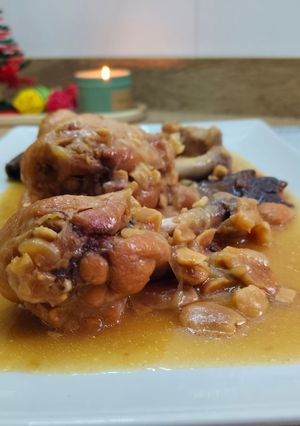 Una foto de Jamoncitos de pollo en salsa de turrón duro