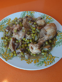 Una foto de Muslitos de pollo guisados con setas